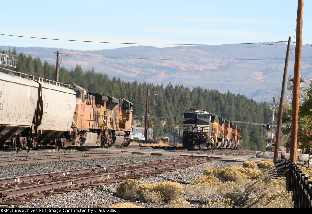 Power move meeting eastbound grain empties